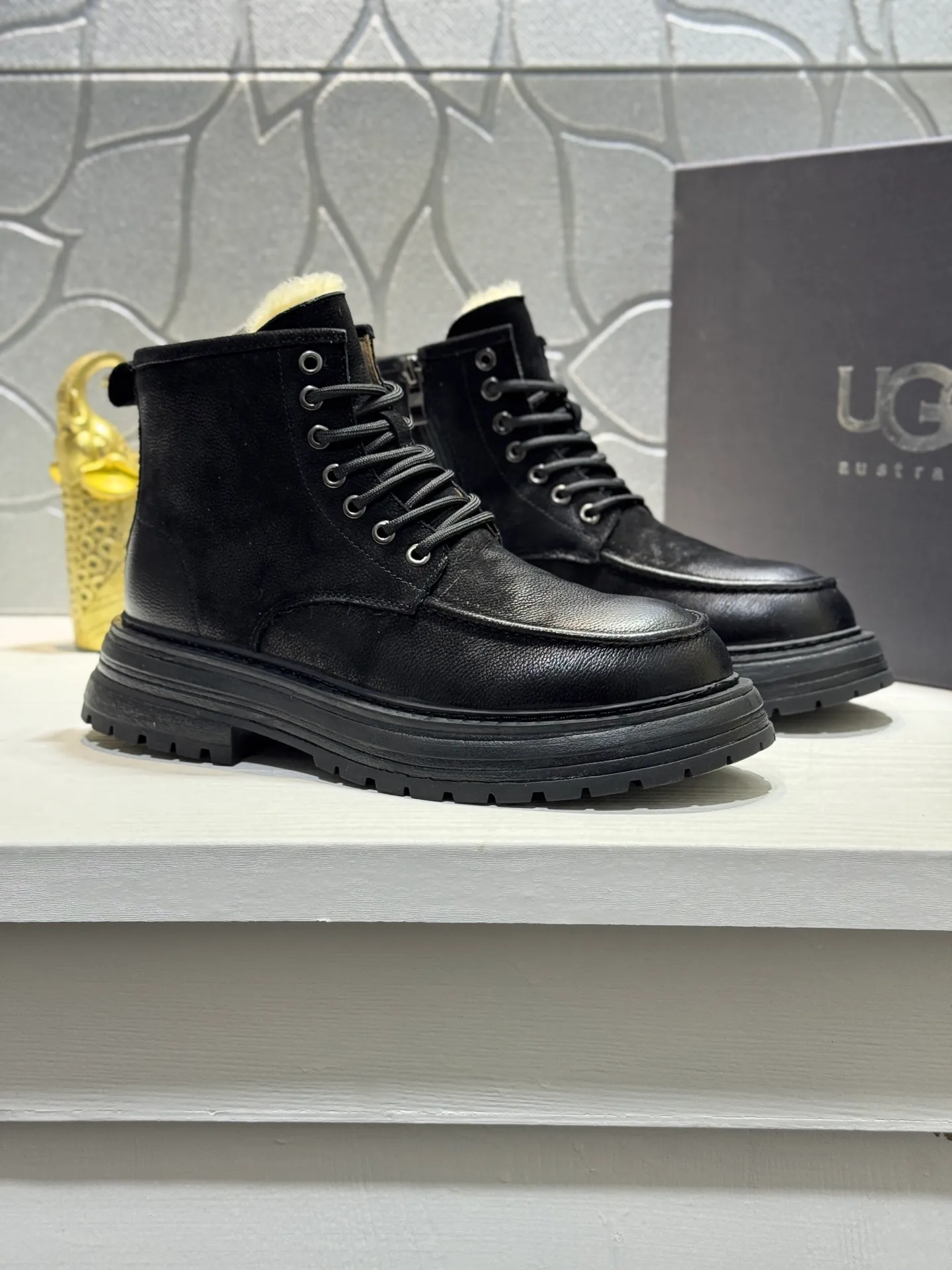 Men's men's shoes 💰660 [New style] 🦥🦥UGG - high-end quality 🔥Australian imported wool 🔥Full fur original single entry and exit counter without pressure, let you feel no replacement 💏The upper is made of first-layer cowhide 'all original Australian wool' Strict men's boots thick wool can be distinguished by the naked eye 💓Real wool keeps warm and does not smell like feet, warms the whole winter ✨Carefully crafted for those who know the goods🔥Size: 38-44 (45 customized
